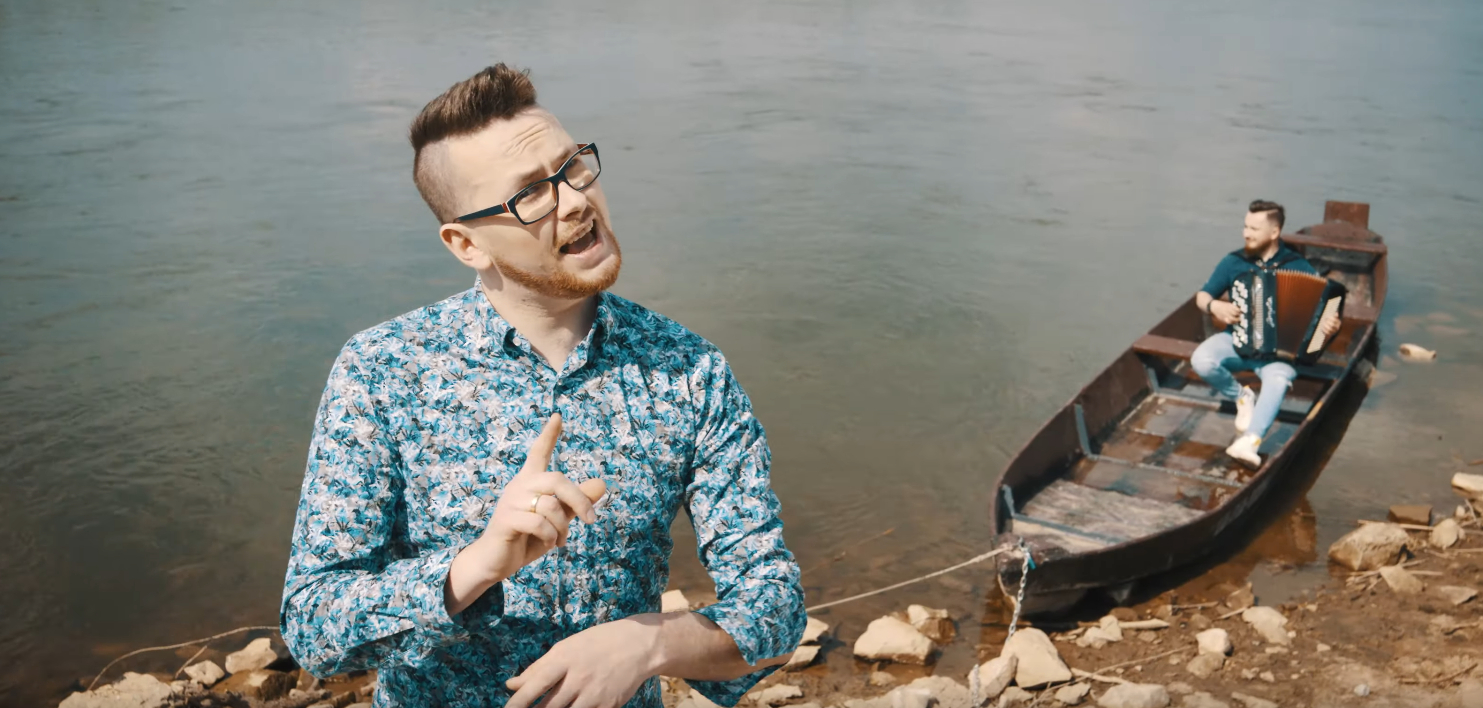 Piosenka O Renacie Disco Polo Nowość od zespołu disco polo podbija internet. Kompozycja składa się ze